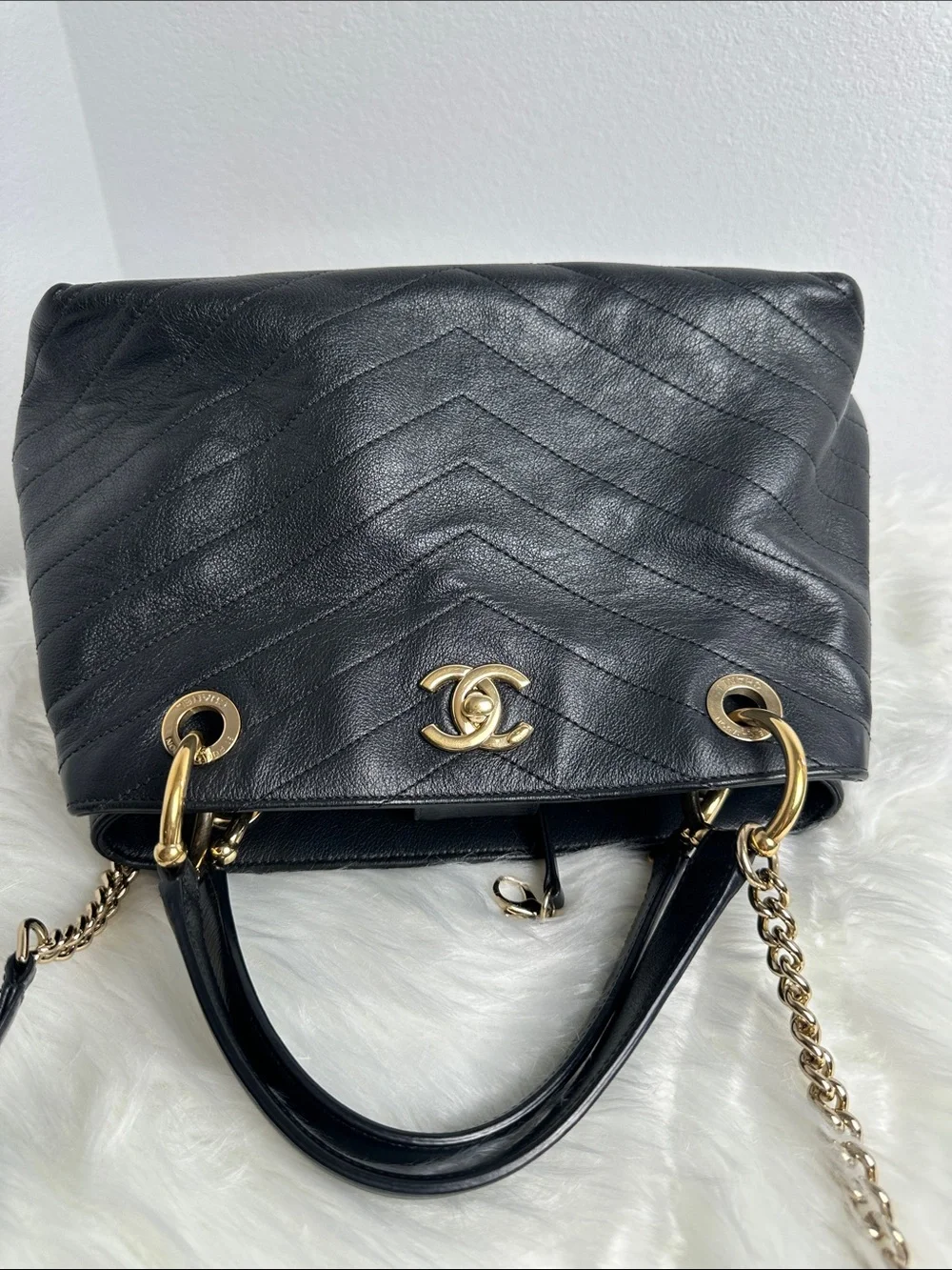💯Authentic Chanel Chevron Quilted Shoulder Bag – Black Leather & Gold Hardware🍀